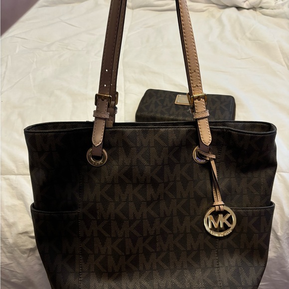 Michael Kors Signature Jet Set East West Top Zip Tote with matching wallet - Picture 2 of 10